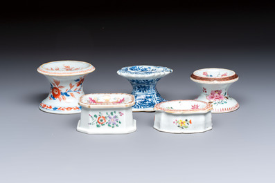 A collection of four Chinese blue and white, famille rose and Imari-style salts and a Samson Paris salt, 18/19th C.