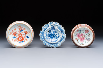 A collection of four Chinese blue and white, famille rose and Imari-style salts and a Samson Paris salt, 18/19th C.