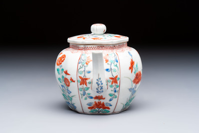 A Japanese Kakiemon teapot and cover, Edo, late 17th C.