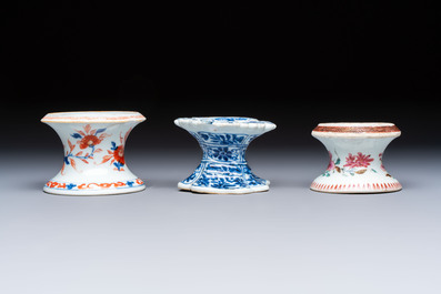 A collection of four Chinese blue and white, famille rose and Imari-style salts and a Samson Paris salt, 18/19th C.