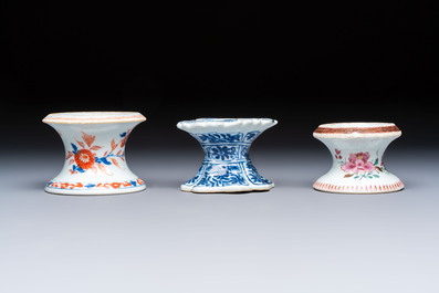 A collection of four Chinese blue and white, famille rose and Imari-style salts and a Samson Paris salt, 18/19th C.