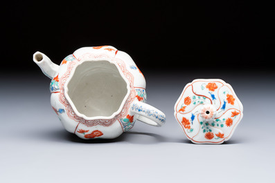 A Japanese Kakiemon teapot and cover, Edo, late 17th C.