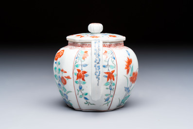 A Japanese Kakiemon teapot and cover, Edo, late 17th C.