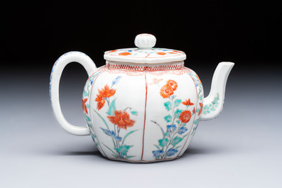 A Japanese Kakiemon teapot and cover, Edo, late 17th C.