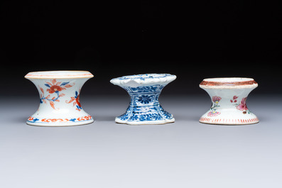 A collection of four Chinese blue and white, famille rose and Imari-style salts and a Samson Paris salt, 18/19th C.