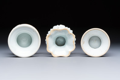 A collection of four Chinese blue and white, famille rose and Imari-style salts and a Samson Paris salt, 18/19th C.