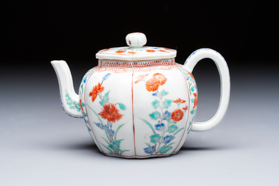 A Japanese Kakiemon teapot and cover, Edo, late 17th C.