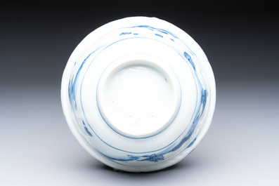 A Chinese blue and white 'Crow Cup' with figural design, Transitional period