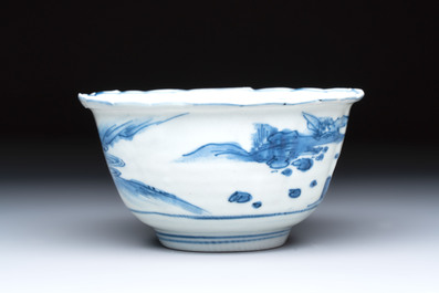 A Chinese blue and white 'Crow Cup' with figural design, Transitional period
