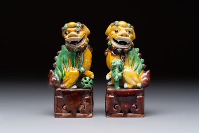 Three Chinese sancai-glazed Buddhist lions and a parrot, 19th C.