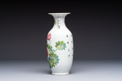 A Chinese famille rose vase with bird among flowering branches, signed Hu Qifa 胡啟發, 19/20th C.