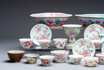 A collection of 28 Chinese famille rose wares, 18th C. and later