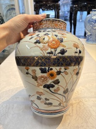 A Japanese Imari vase and cover with floral relief design, Edo, 17/18th C.