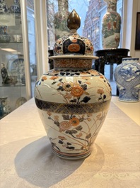 A Japanese Imari vase and cover with floral relief design, Edo, 17/18th C.