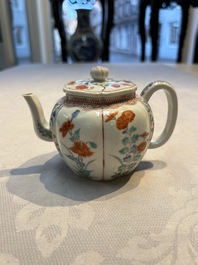 A Japanese Kakiemon teapot and cover, Edo, late 17th C.