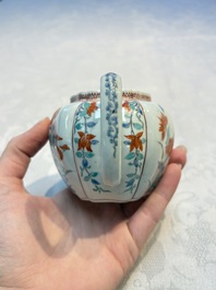 A Japanese Kakiemon teapot and cover, Edo, late 17th C.