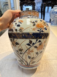 A Japanese Imari vase and cover with floral relief design, Edo, 17/18th C.