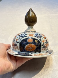 A Japanese Imari vase and cover with floral relief design, Edo, 17/18th C.
