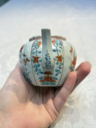 A Japanese Kakiemon teapot and cover, Edo, late 17th C.