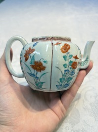 A Japanese Kakiemon teapot and cover, Edo, late 17th C.