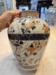 A Japanese Imari vase and cover with floral relief design, Edo, 17/18th C.