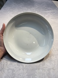 A Chinese famille rose covered 'Dragon' bowl and a teapot, Guangxu and Wang Yongshun 汪永順 mark, 19/20th C.