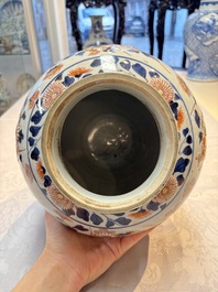 A Japanese Imari vase and cover with floral relief design, Edo, 17/18th C.