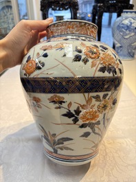 A Japanese Imari vase and cover with floral relief design, Edo, 17/18th C.