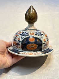 A Japanese Imari vase and cover with floral relief design, Edo, 17/18th C.