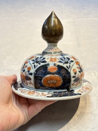 A Japanese Imari vase and cover with floral relief design, Edo, 17/18th C.