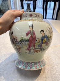 A Chinese famille rose 'San Niang Jiao Zi 三娘教子' vase and cover, 20th C.