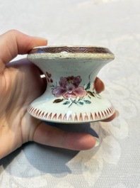 A collection of four Chinese blue and white, famille rose and Imari-style salts and a Samson Paris salt, 18/19th C.