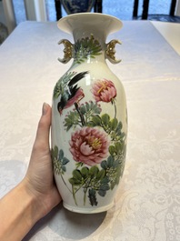 A Chinese famille rose vase with bird among flowering branches, signed Hu Qifa 胡啟發, 19/20th C.