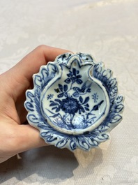 A collection of four Chinese blue and white, famille rose and Imari-style salts and a Samson Paris salt, 18/19th C.
