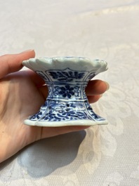 A collection of four Chinese blue and white, famille rose and Imari-style salts and a Samson Paris salt, 18/19th C.