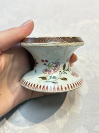 A collection of four Chinese blue and white, famille rose and Imari-style salts and a Samson Paris salt, 18/19th C.
