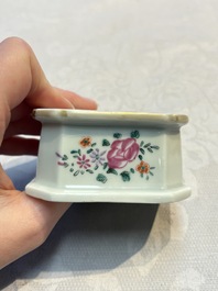 A collection of four Chinese blue and white, famille rose and Imari-style salts and a Samson Paris salt, 18/19th C.