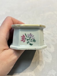 A collection of four Chinese blue and white, famille rose and Imari-style salts and a Samson Paris salt, 18/19th C.