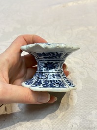 A collection of four Chinese blue and white, famille rose and Imari-style salts and a Samson Paris salt, 18/19th C.