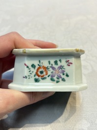 A collection of four Chinese blue and white, famille rose and Imari-style salts and a Samson Paris salt, 18/19th C.