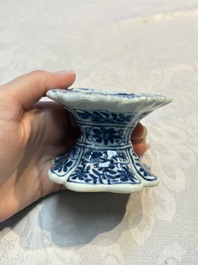 A collection of four Chinese blue and white, famille rose and Imari-style salts and a Samson Paris salt, 18/19th C.