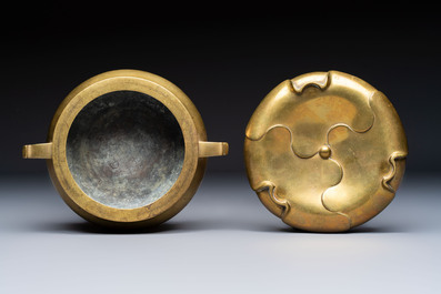 A fine Chinese bronze tripod censer and stand, Xuande mark, 17/18th C.