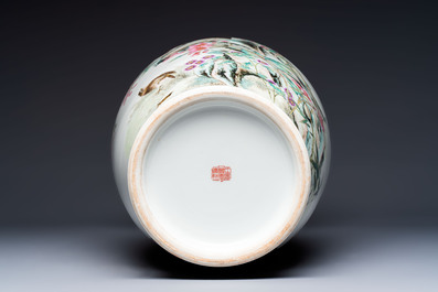 A fine Chinese famille rose 'An Ju Le Ye 安居樂業' vase, Gong Yi 工藝 seal and Jingdezhen 景德鎮 mark, 20th C.