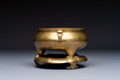 A fine Chinese bronze tripod censer and stand, Xuande mark, 17/18th C.