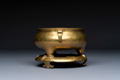 A fine Chinese bronze tripod censer and stand, Xuande mark, 17/18th C.