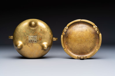 A fine Chinese bronze tripod censer and stand, Xuande mark, 17/18th C.