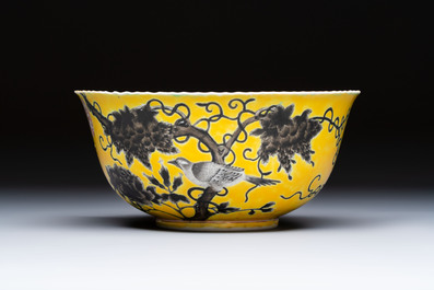 A Chinese grisaille yellow-ground 'Da Ya Zhai 大雅齋' bowl, Yong Qing Chang Chun 永慶長春 mark, 19th C.