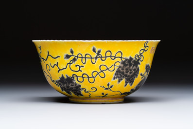 A Chinese grisaille yellow-ground 'Da Ya Zhai 大雅齋' bowl, Yong Qing Chang Chun 永慶長春 mark, 19th C.