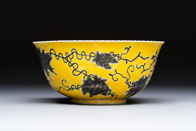 A Chinese grisaille yellow-ground 'Da Ya Zhai 大雅齋' bowl, Yong Qing Chang Chun 永慶長春 mark, 19th C.