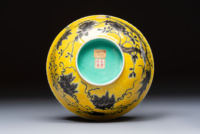 A Chinese grisaille yellow-ground 'Da Ya Zhai 大雅齋' bowl, Yong Qing Chang Chun 永慶長春 mark, 19th C.